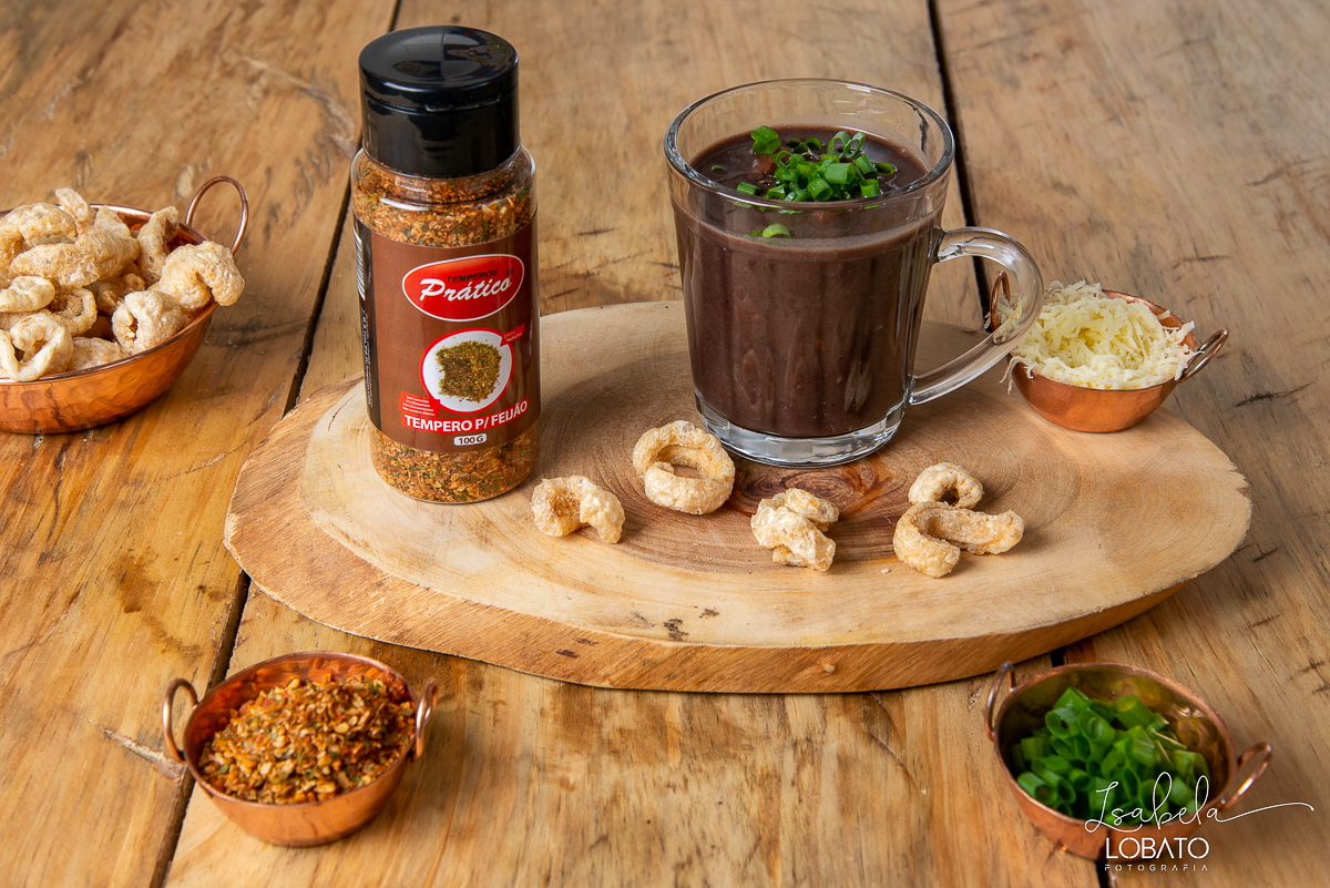 caldinho-de-feijao-torresmo-tira-gosto-feijoada-temperos-pratico-fotografia-de-comida-foto-de-sanduiche-molho-de-pimenta-foto-gastronomica-fotografo-de-alimentos-isabela-lobato-fotografia-festival-gastronomico-de-tiradentes-mg-restaurantes-tiradentes-mg