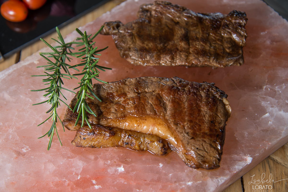 pedra-de-sal-do-himalaia-temperos-pratico-fotografia-de-comida-foto-de-carnes-grelhados-file-de-salmao-molho-de-pimenta-foto-gastronomica-fotografo-de-alimentos-isabela-lobato-fotografia-festival-gastronomico-de-tiradentes-mg-restaurantes-tiradentes-mg