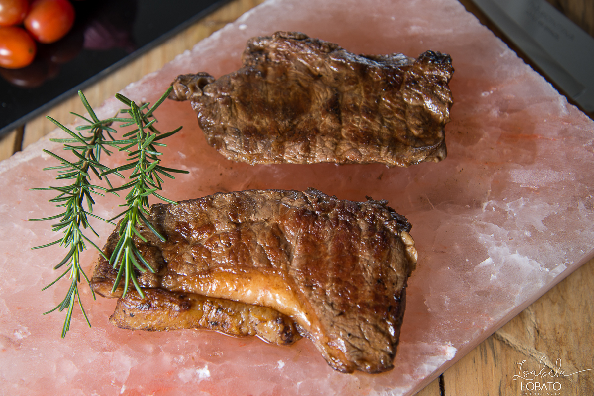 pedra-de-sal-do-himalaia-temperos-pratico-fotografia-de-comida-foto-de-carnes-grelhados-file-de-salmao-molho-de-pimenta-foto-gastronomica-fotografo-de-alimentos-isabela-lobato-fotografia-festival-gastronomico-de-tiradentes-mg-restaurantes-tiradentes-mg
