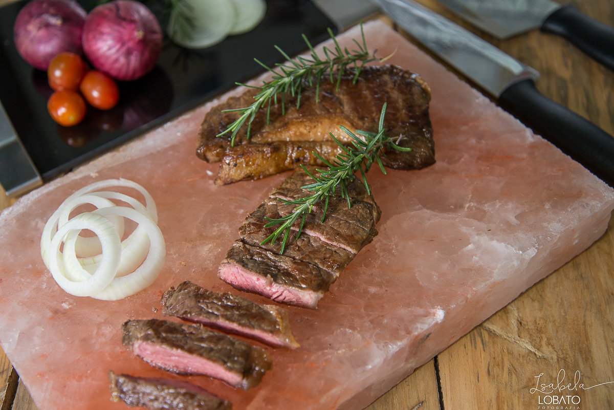 pedra-de-sal-do-himalaia-temperos-pratico-fotografia-de-comida-foto-de-carnes-grelhados-file-de-salmao-molho-de-pimenta-foto-gastronomica-fotografo-de-alimentos-isabela-lobato-fotografia-festival-gastronomico-de-tiradentes-mg-restaurantes-tiradentes-mg