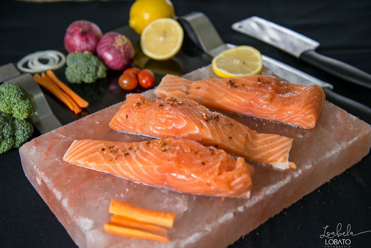 pedra-de-sal-do-himalaia-temperos-pratico-fotografia-de-comida-foto-de-carnes-grelhados-file-de-salmao-molho-de-pimenta-foto-gastronomica-fotografo-de-alimentos-isabela-lobato-fotografia-festival-gastronomico-de-tiradentes-mg-restaurantes-tiradentes-mg