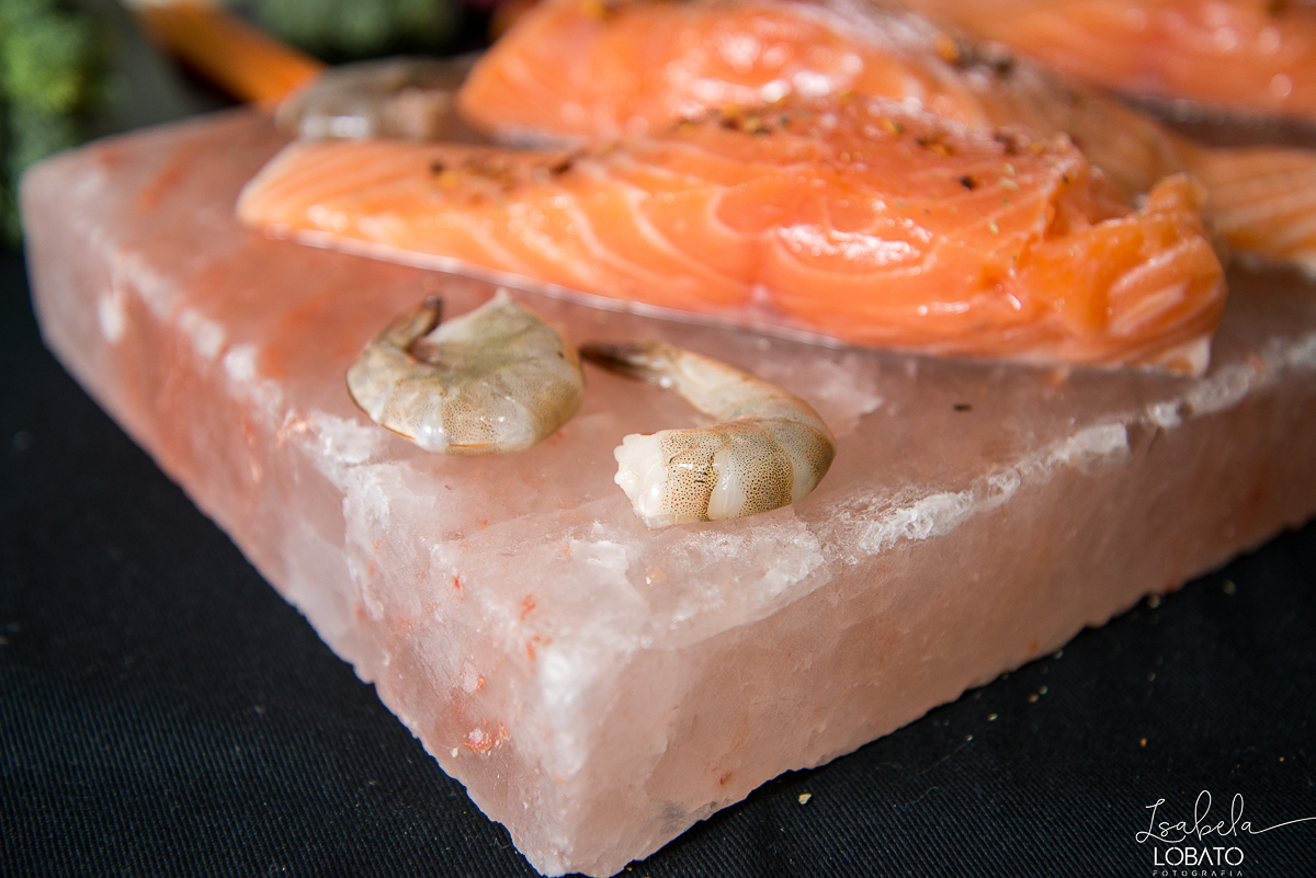 pedra-de-sal-do-himalaia-temperos-pratico-fotografia-de-comida-foto-de-carnes-grelhados-file-de-salmao-molho-de-pimenta-foto-gastronomica-fotografo-de-alimentos-isabela-lobato-fotografia-festival-gastronomico-de-tiradentes-mg-restaurantes-tiradentes-mg