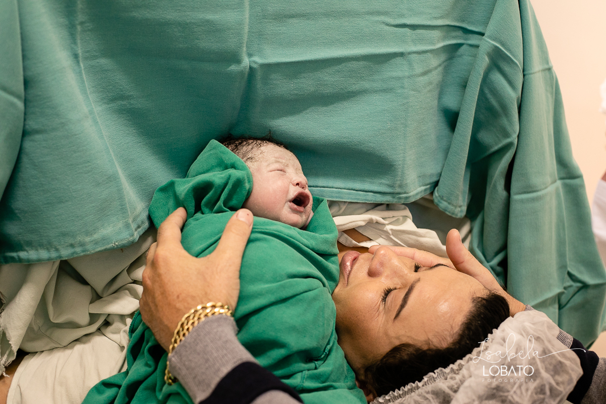 fotografia-de-parto-foto-de-bebe-nascendo-fotografo-de-parto-minas-gerais-brasil-isabela-lobato-melhores-fotografos-de-minas-gerais-fotografo-de-casamento-em-barbacena-fotografo-top-santa-casa-de-misericordia-barbacena-mg-sala-de-parto-cesaria-barbacena