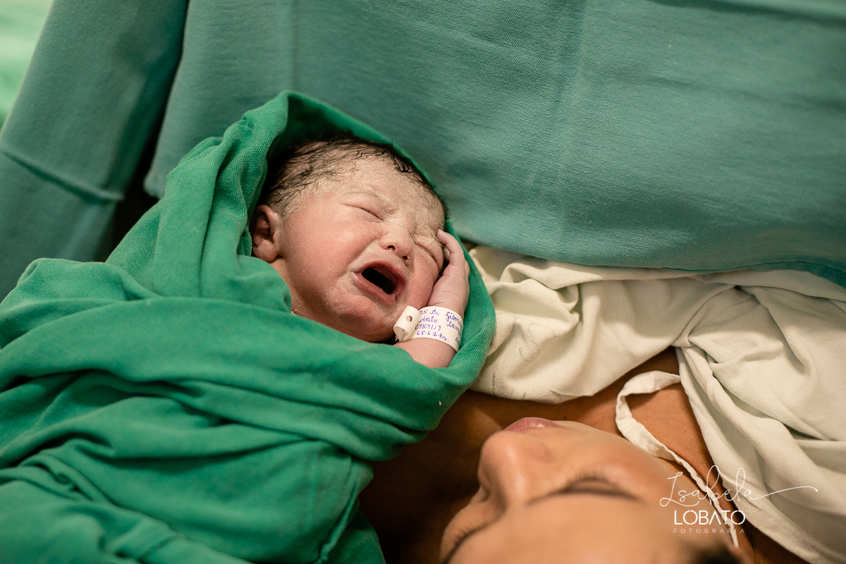 fotografia-de-parto-foto-de-bebe-nascendo-fotografo-de-parto-minas-gerais-brasil-isabela-lobato-melhores-fotografos-de-minas-gerais-fotografo-de-casamento-em-barbacena-fotografo-top-santa-casa-de-misericordia-barbacena-mg-sala-de-parto-cesaria-barbacena
