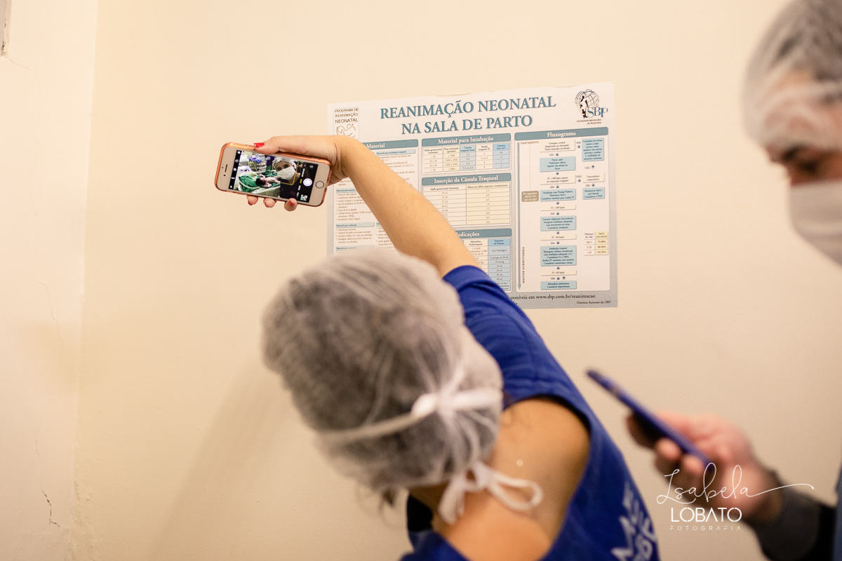 fotografia-de-parto-foto-de-bebe-nascendo-fotografo-de-parto-minas-gerais-brasil-isabela-lobato-melhores-fotografos-de-minas-gerais-fotografo-de-casamento-em-barbacena-fotografo-top-santa-casa-de-misericordia-barbacena-mg-sala-de-parto-cesaria-barbacena