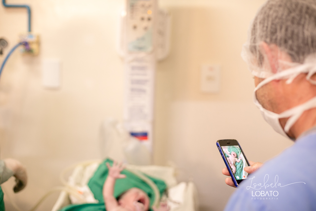 fotografia-de-parto-foto-de-bebe-nascendo-fotografo-de-parto-minas-gerais-brasil-isabela-lobato-melhores-fotografos-de-minas-gerais-fotografo-de-casamento-em-barbacena-fotografo-top-santa-casa-de-misericordia-barbacena-mg-sala-de-parto-cesaria-barbacena