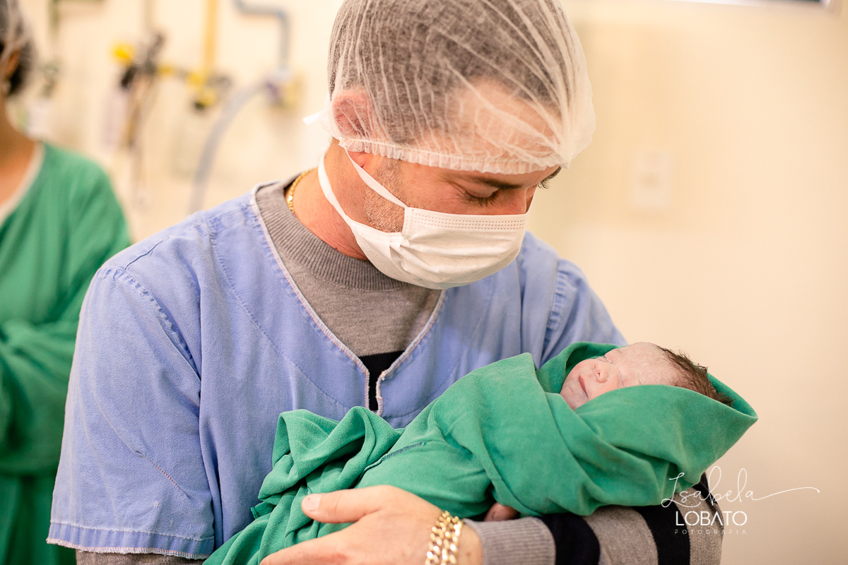 fotografia-de-parto-foto-de-bebe-nascendo-fotografo-de-parto-minas-gerais-brasil-isabela-lobato-melhores-fotografos-de-minas-gerais-fotografo-de-casamento-em-barbacena-fotografo-top-santa-casa-de-misericordia-barbacena-mg-sala-de-parto-cesaria-barbacena