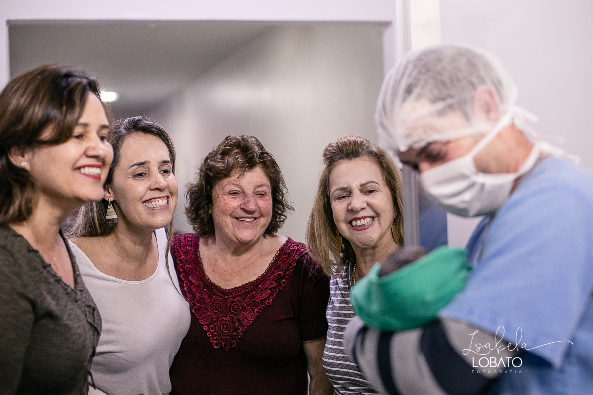 fotografia-de-parto-foto-de-bebe-nascendo-fotografo-de-parto-minas-gerais-brasil-isabela-lobato-melhores-fotografos-de-minas-gerais-fotografo-de-casamento-em-barbacena-fotografo-top-santa-casa-de-misericordia-barbacena-mg-sala-de-parto-cesaria-barbacena