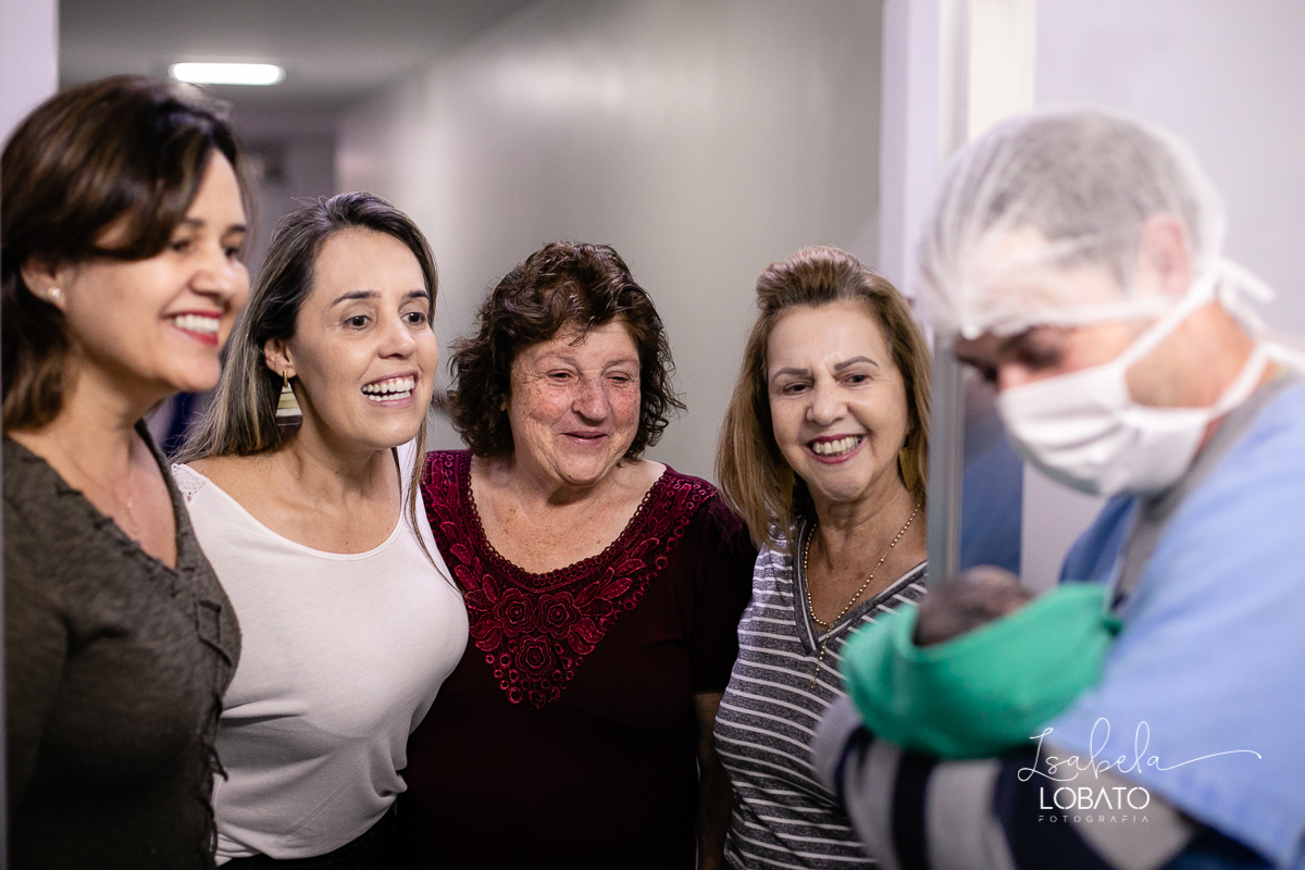fotografia-de-parto-foto-de-bebe-nascendo-fotografo-de-parto-minas-gerais-brasil-isabela-lobato-melhores-fotografos-de-minas-gerais-fotografo-de-casamento-em-barbacena-fotografo-top-santa-casa-de-misericordia-barbacena-mg-sala-de-parto-cesaria-barbacena