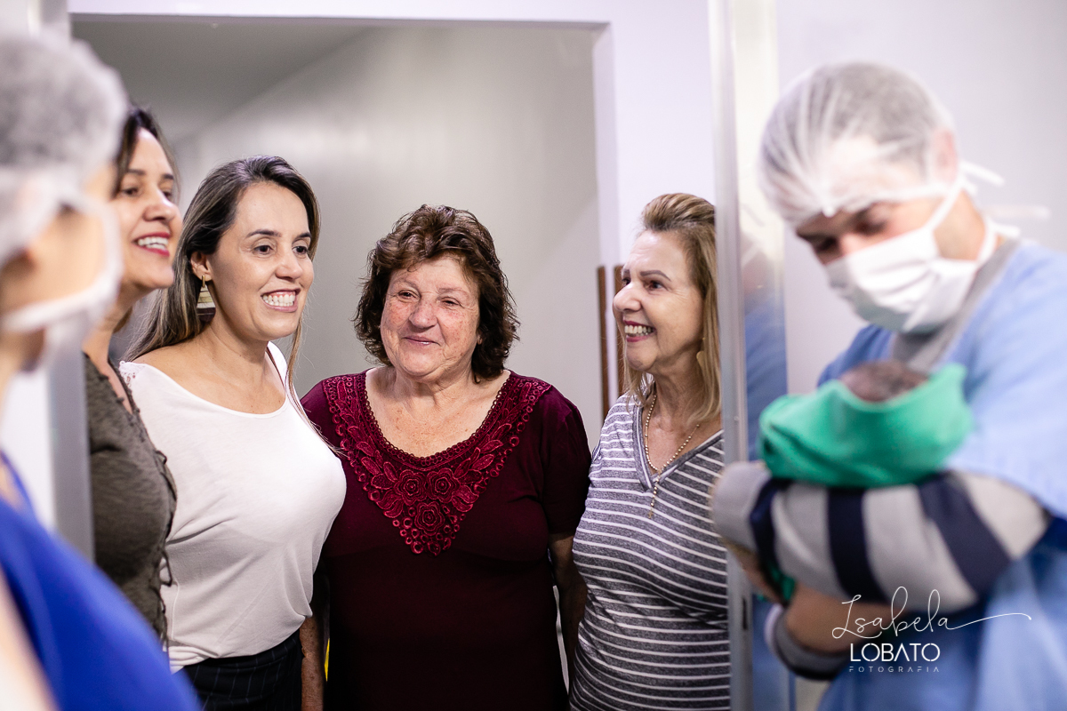 fotografia-de-parto-foto-de-bebe-nascendo-fotografo-de-parto-minas-gerais-brasil-isabela-lobato-melhores-fotografos-de-minas-gerais-fotografo-de-casamento-em-barbacena-fotografo-top-santa-casa-de-misericordia-barbacena-mg-sala-de-parto-cesaria-barbacena