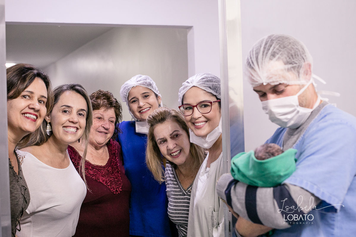 fotografia-de-parto-foto-de-bebe-nascendo-fotografo-de-parto-minas-gerais-brasil-isabela-lobato-melhores-fotografos-de-minas-gerais-fotografo-de-casamento-em-barbacena-fotografo-top-santa-casa-de-misericordia-barbacena-mg-sala-de-parto-cesaria-barbacena
