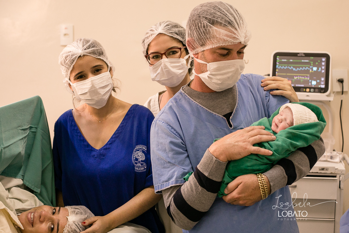 fotografia-de-parto-foto-de-bebe-nascendo-fotografo-de-parto-minas-gerais-brasil-isabela-lobato-melhores-fotografos-de-minas-gerais-fotografo-de-casamento-em-barbacena-fotografo-top-santa-casa-de-misericordia-barbacena-mg-sala-de-parto-cesaria-barbacena