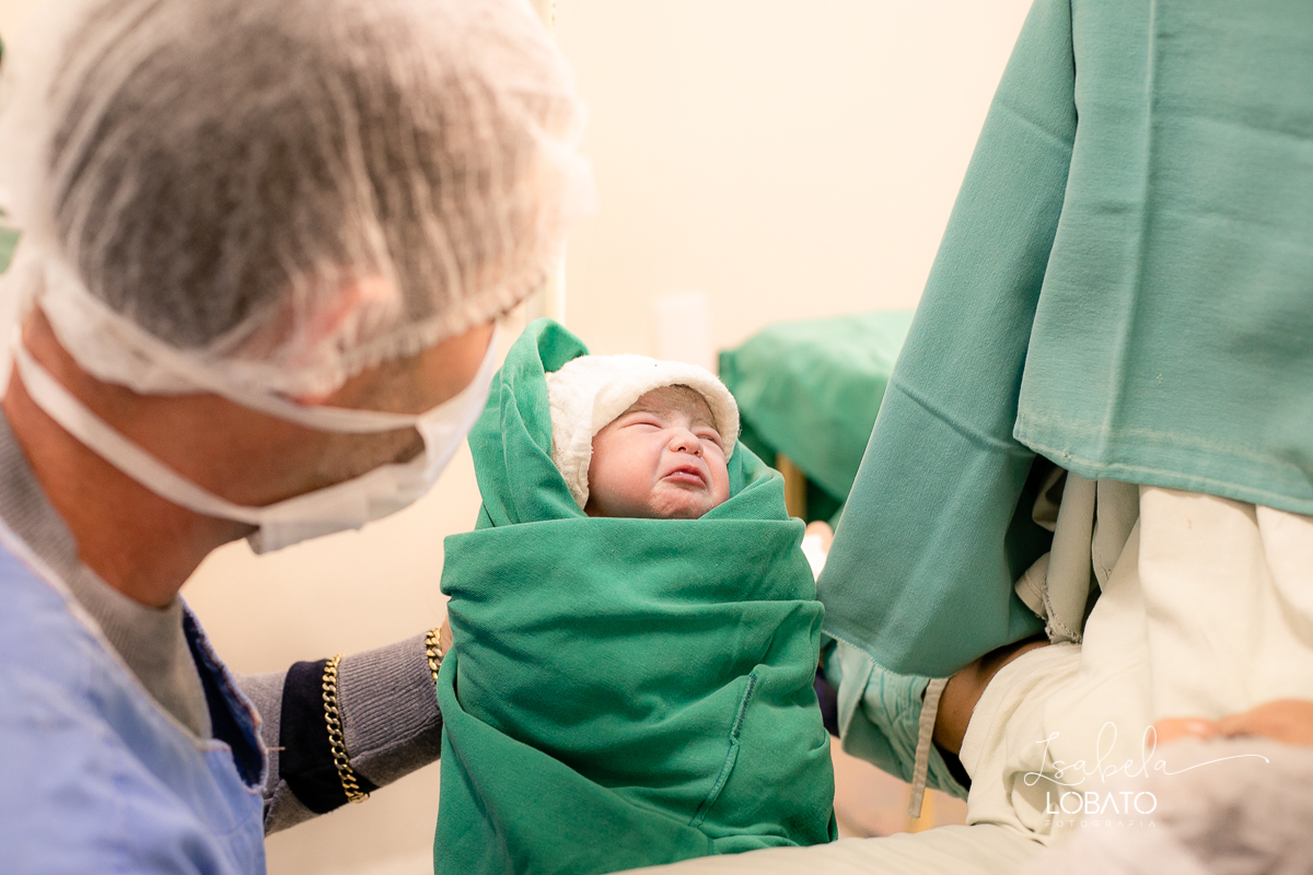 fotografia-de-parto-foto-de-bebe-nascendo-fotografo-de-parto-minas-gerais-brasil-isabela-lobato-melhores-fotografos-de-minas-gerais-fotografo-de-casamento-em-barbacena-fotografo-top-santa-casa-de-misericordia-barbacena-mg-sala-de-parto-cesaria-barbacena