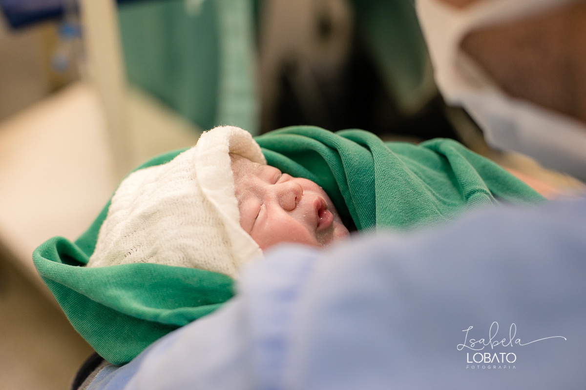 fotografia-de-parto-foto-de-bebe-nascendo-fotografo-de-parto-minas-gerais-brasil-isabela-lobato-melhores-fotografos-de-minas-gerais-fotografo-de-casamento-em-barbacena-fotografo-top-santa-casa-de-misericordia-barbacena-mg-sala-de-parto-cesaria-barbacena