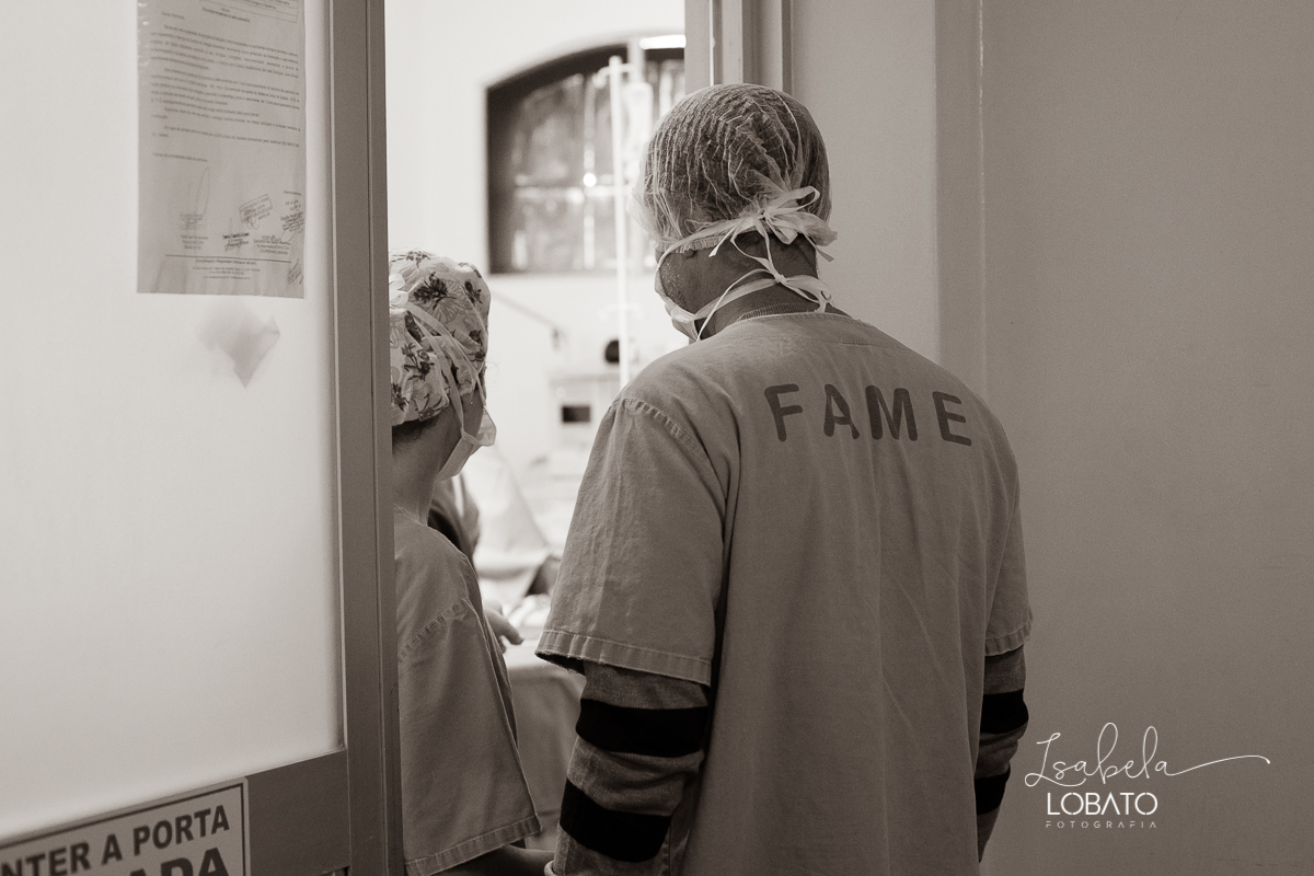 fotografia-de-parto-foto-de-bebe-nascendo-fotografo-de-parto-minas-gerais-brasil-isabela-lobato-melhores-fotografos-de-minas-gerais-fotografo-de-casamento-em-barbacena-fotografo-top-santa-casa-de-misericordia-barbacena-mg-sala-de-parto-cesaria-barbacena