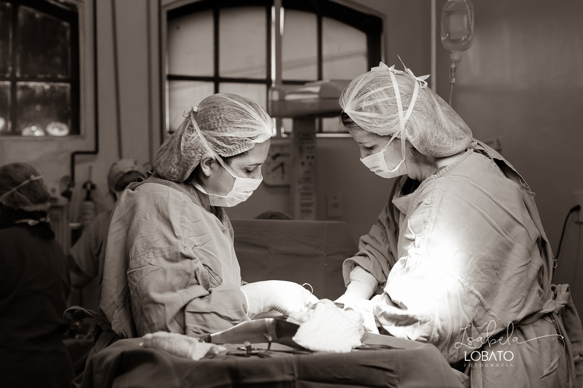 fotografia-de-parto-foto-de-bebe-nascendo-fotografo-de-parto-minas-gerais-brasil-isabela-lobato-melhores-fotografos-de-minas-gerais-fotografo-de-casamento-em-barbacena-fotografo-top-santa-casa-de-misericordia-barbacena-mg-sala-de-parto-cesaria-barbacena