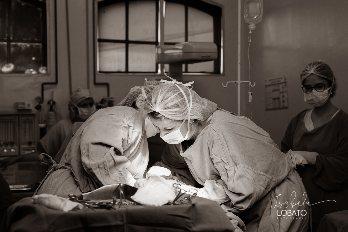 fotografia-de-parto-foto-de-bebe-nascendo-fotografo-de-parto-minas-gerais-brasil-isabela-lobato-melhores-fotografos-de-minas-gerais-fotografo-de-casamento-em-barbacena-fotografo-top-santa-casa-de-misericordia-barbacena-mg-sala-de-parto-cesaria-barbacena