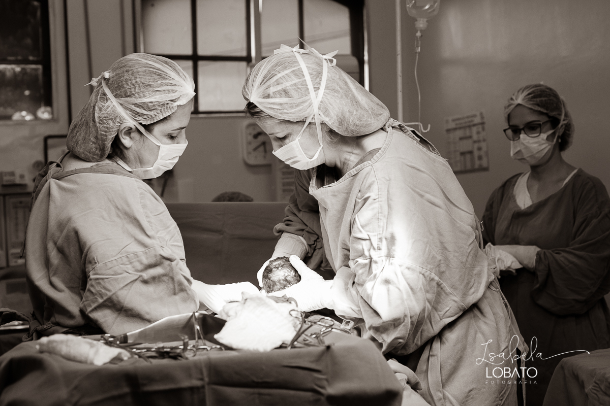 fotografia-de-parto-foto-de-bebe-nascendo-fotografo-de-parto-minas-gerais-brasil-isabela-lobato-melhores-fotografos-de-minas-gerais-fotografo-de-casamento-em-barbacena-fotografo-top-santa-casa-de-misericordia-barbacena-mg-sala-de-parto-cesaria-barbacena