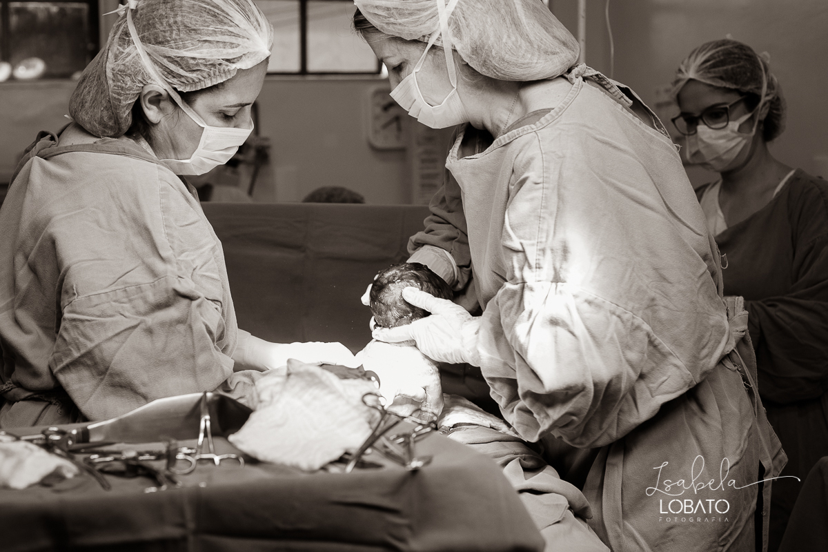 fotografia-de-parto-foto-de-bebe-nascendo-fotografo-de-parto-minas-gerais-brasil-isabela-lobato-melhores-fotografos-de-minas-gerais-fotografo-de-casamento-em-barbacena-fotografo-top-santa-casa-de-misericordia-barbacena-mg-sala-de-parto-cesaria-barbacena