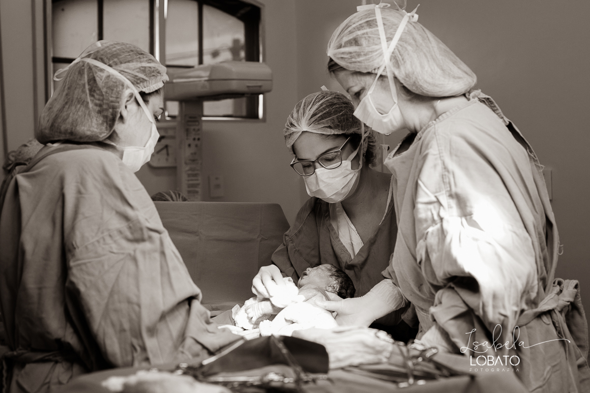 fotografia-de-parto-foto-de-bebe-nascendo-fotografo-de-parto-minas-gerais-brasil-isabela-lobato-melhores-fotografos-de-minas-gerais-fotografo-de-casamento-em-barbacena-fotografo-top-santa-casa-de-misericordia-barbacena-mg-sala-de-parto-cesaria-barbacena