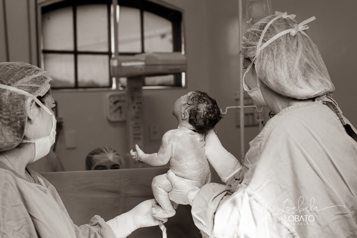 fotografia-de-parto-foto-de-bebe-nascendo-fotografo-de-parto-minas-gerais-brasil-isabela-lobato-melhores-fotografos-de-minas-gerais-fotografo-de-casamento-em-barbacena-fotografo-top-santa-casa-de-misericordia-barbacena-mg-sala-de-parto-cesaria-barbacena