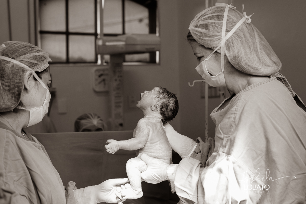 fotografia-de-parto-foto-de-bebe-nascendo-fotografo-de-parto-minas-gerais-brasil-isabela-lobato-melhores-fotografos-de-minas-gerais-fotografo-de-casamento-em-barbacena-fotografo-top-santa-casa-de-misericordia-barbacena-mg-sala-de-parto-cesaria-barbacena