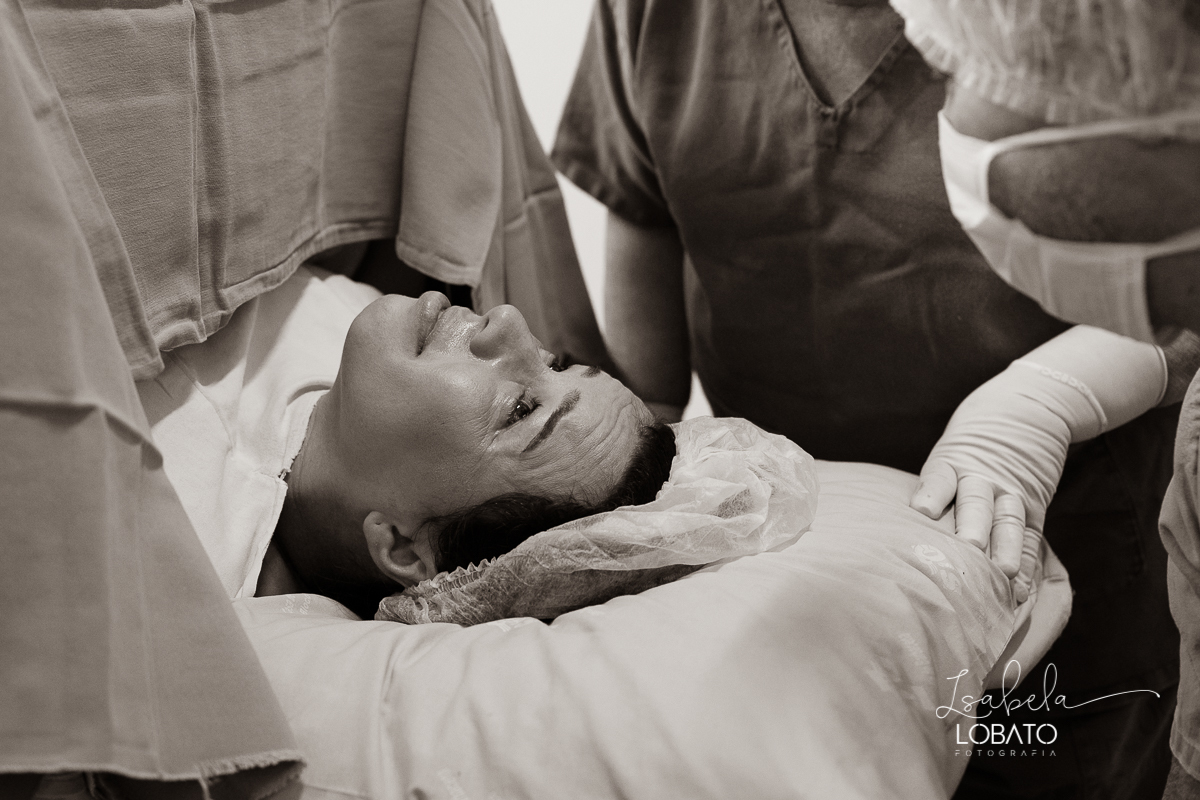 fotografia-de-parto-foto-de-bebe-nascendo-fotografo-de-parto-minas-gerais-brasil-isabela-lobato-melhores-fotografos-de-minas-gerais-fotografo-de-casamento-em-barbacena-fotografo-top-santa-casa-de-misericordia-barbacena-mg-sala-de-parto-cesaria-barbacena