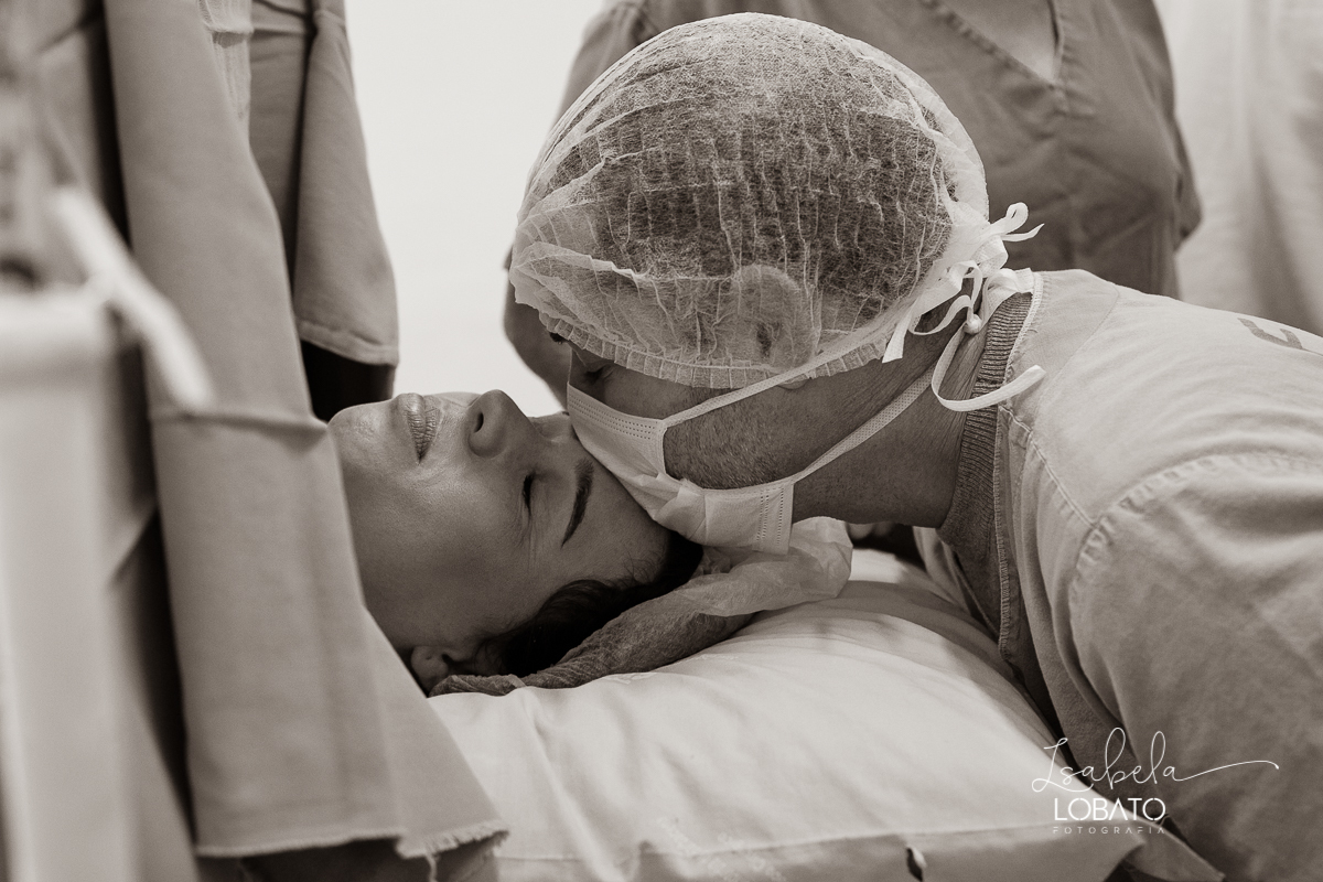 fotografia-de-parto-foto-de-bebe-nascendo-fotografo-de-parto-minas-gerais-brasil-isabela-lobato-melhores-fotografos-de-minas-gerais-fotografo-de-casamento-em-barbacena-fotografo-top-santa-casa-de-misericordia-barbacena-mg-sala-de-parto-cesaria-barbacena