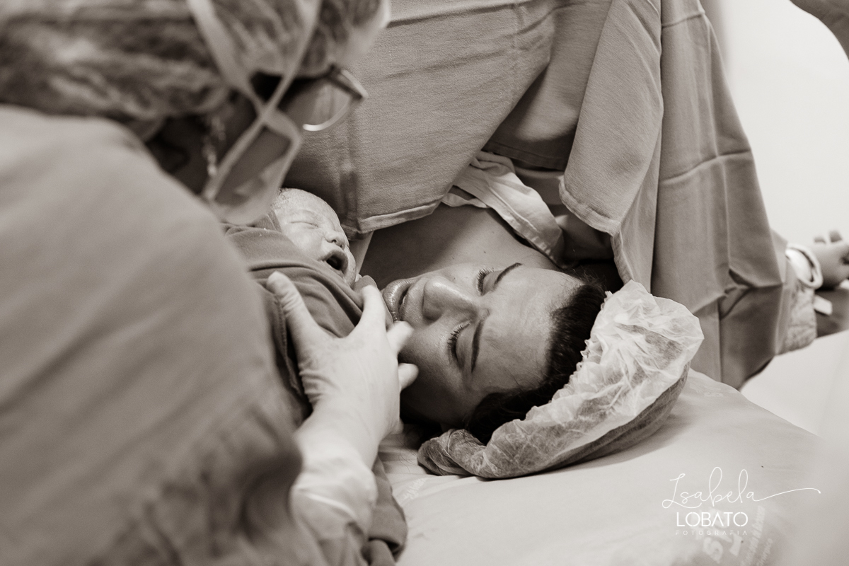 fotografia-de-parto-foto-de-bebe-nascendo-fotografo-de-parto-minas-gerais-brasil-isabela-lobato-melhores-fotografos-de-minas-gerais-fotografo-de-casamento-em-barbacena-fotografo-top-santa-casa-de-misericordia-barbacena-mg-sala-de-parto-cesaria-barbacena