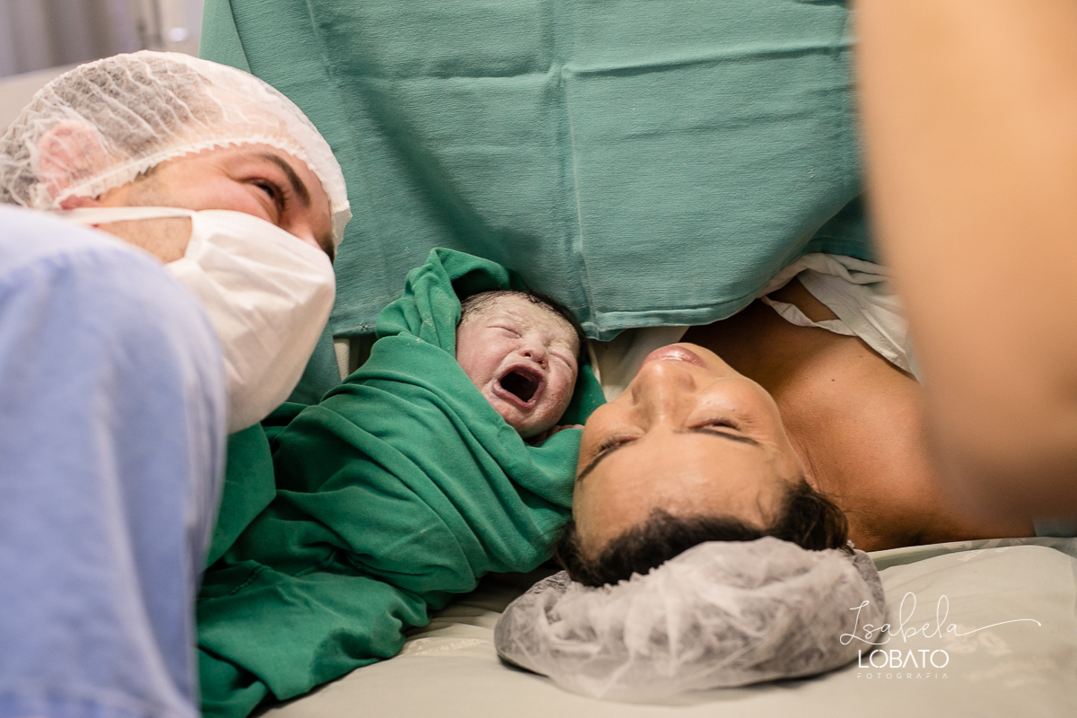 fotografia-de-parto-foto-de-bebe-nascendo-fotografo-de-parto-minas-gerais-brasil-isabela-lobato-melhores-fotografos-de-minas-gerais-fotografo-de-casamento-em-barbacena-fotografo-top-santa-casa-de-misericordia-barbacena-mg-sala-de-parto-cesaria-barbacena