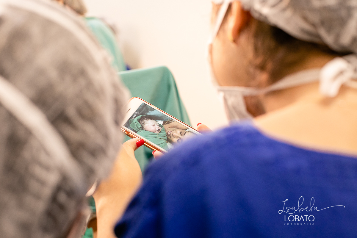 fotografia-de-parto-foto-de-bebe-nascendo-fotografo-de-parto-minas-gerais-brasil-isabela-lobato-melhores-fotografos-de-minas-gerais-fotografo-de-casamento-em-barbacena-fotografo-top-santa-casa-de-misericordia-barbacena-mg-sala-de-parto-cesaria-barbacena