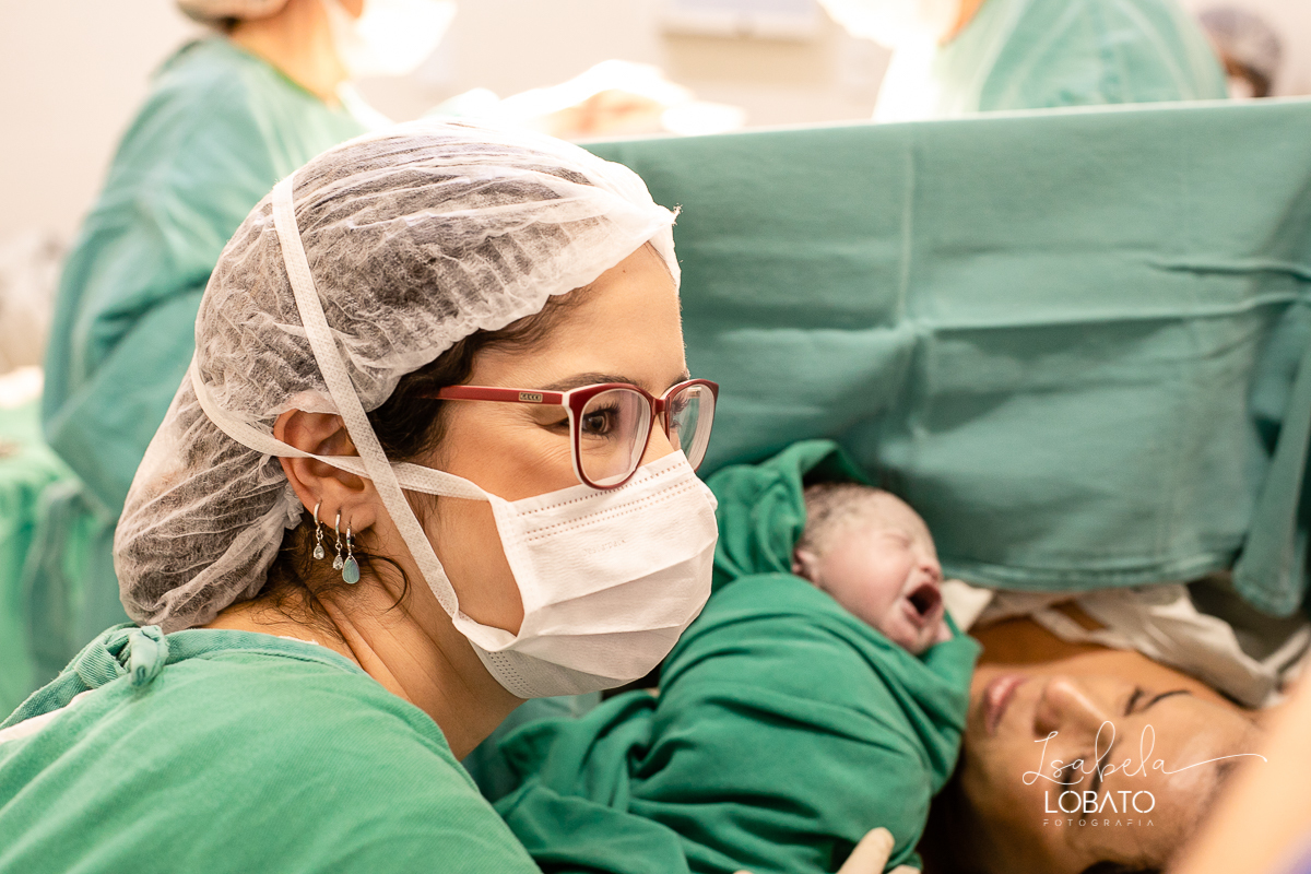 fotografia-de-parto-foto-de-bebe-nascendo-fotografo-de-parto-minas-gerais-brasil-isabela-lobato-melhores-fotografos-de-minas-gerais-fotografo-de-casamento-em-barbacena-fotografo-top-santa-casa-de-misericordia-barbacena-mg-sala-de-parto-cesaria-barbacena