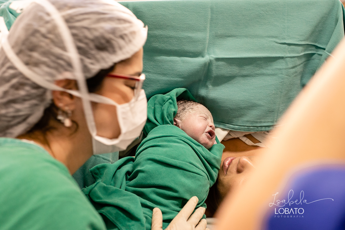 fotografia-de-parto-foto-de-bebe-nascendo-fotografo-de-parto-minas-gerais-brasil-isabela-lobato-melhores-fotografos-de-minas-gerais-fotografo-de-casamento-em-barbacena-fotografo-top-santa-casa-de-misericordia-barbacena-mg-sala-de-parto-cesaria-barbacena