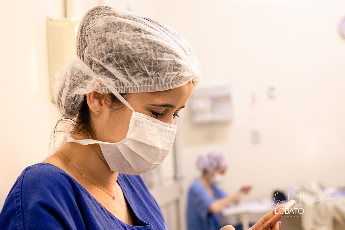 fotografia-de-parto-foto-de-bebe-nascendo-fotografo-de-parto-minas-gerais-brasil-isabela-lobato-melhores-fotografos-de-minas-gerais-fotografo-de-casamento-em-barbacena-fotografo-top-santa-casa-de-misericordia-barbacena-mg-sala-de-parto-cesaria-barbacena