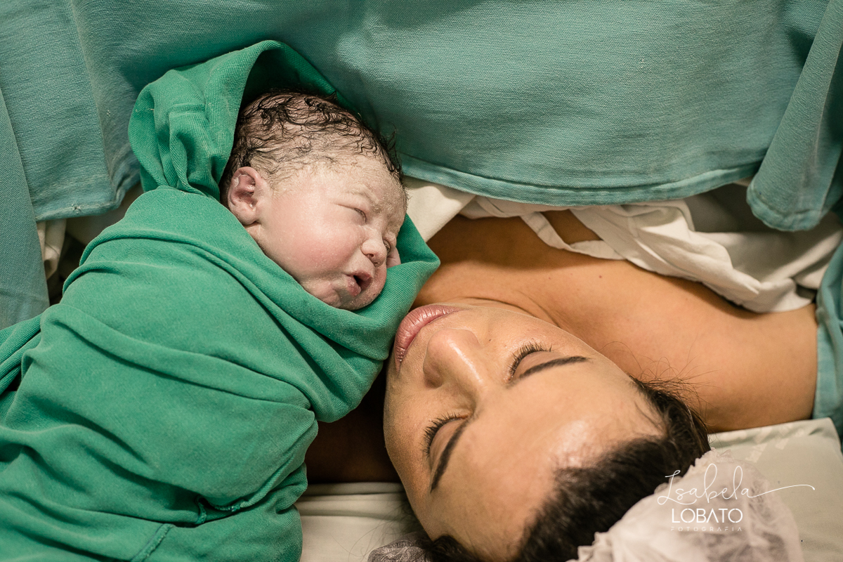 fotografia-de-parto-foto-de-bebe-nascendo-fotografo-de-parto-minas-gerais-brasil-isabela-lobato-melhores-fotografos-de-minas-gerais-fotografo-de-casamento-em-barbacena-fotografo-top-santa-casa-de-misericordia-barbacena-mg-sala-de-parto-cesaria-barbacena