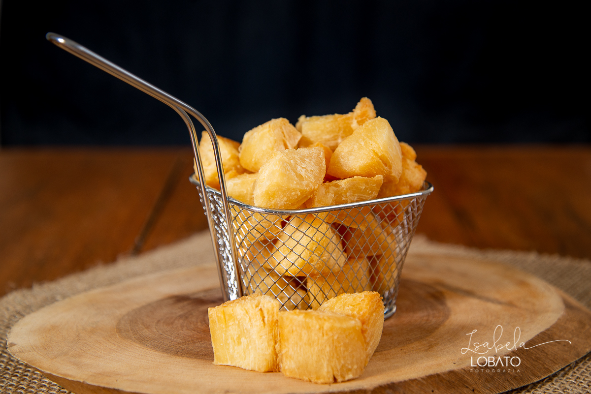 foto-de-comida-fotografia-de-alimentos-fotografo-de-gastronomia-em-minas-gerais-melhores-fotografos-de-minas-gerais-festival-gastronomico-de-tiradentes-mg-food-photagraphy-fotografia-gourmet-isabela-lobato-mandioca-pimenta-mandioca-frita-temperos-brasil
