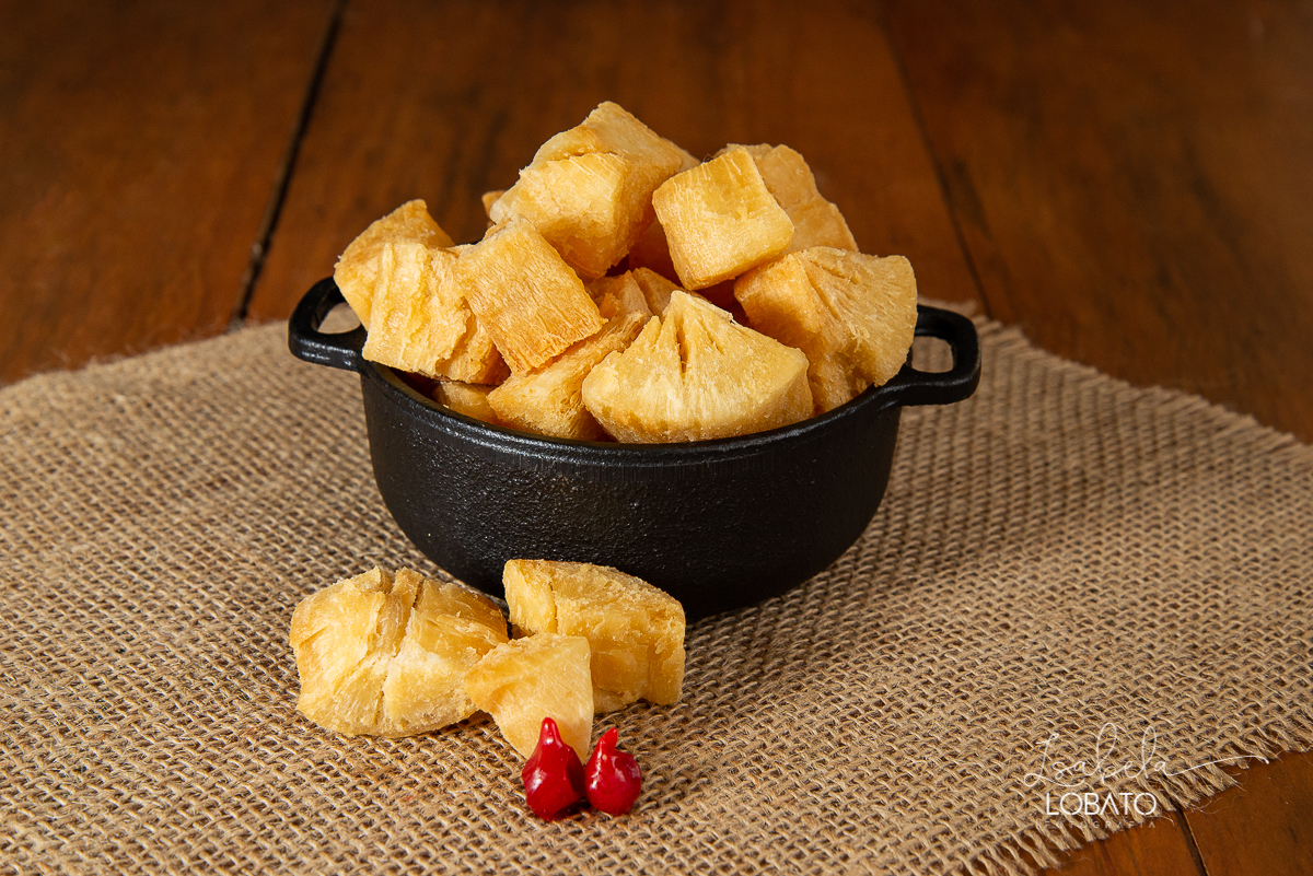 foto-de-comida-fotografia-de-alimentos-fotografo-de-gastronomia-em-minas-gerais-melhores-fotografos-de-minas-gerais-festival-gastronomico-de-tiradentes-mg-food-photagraphy-fotografia-gourmet-isabela-lobato-mandioca-pimenta-mandioca-frita-temperos-brasil