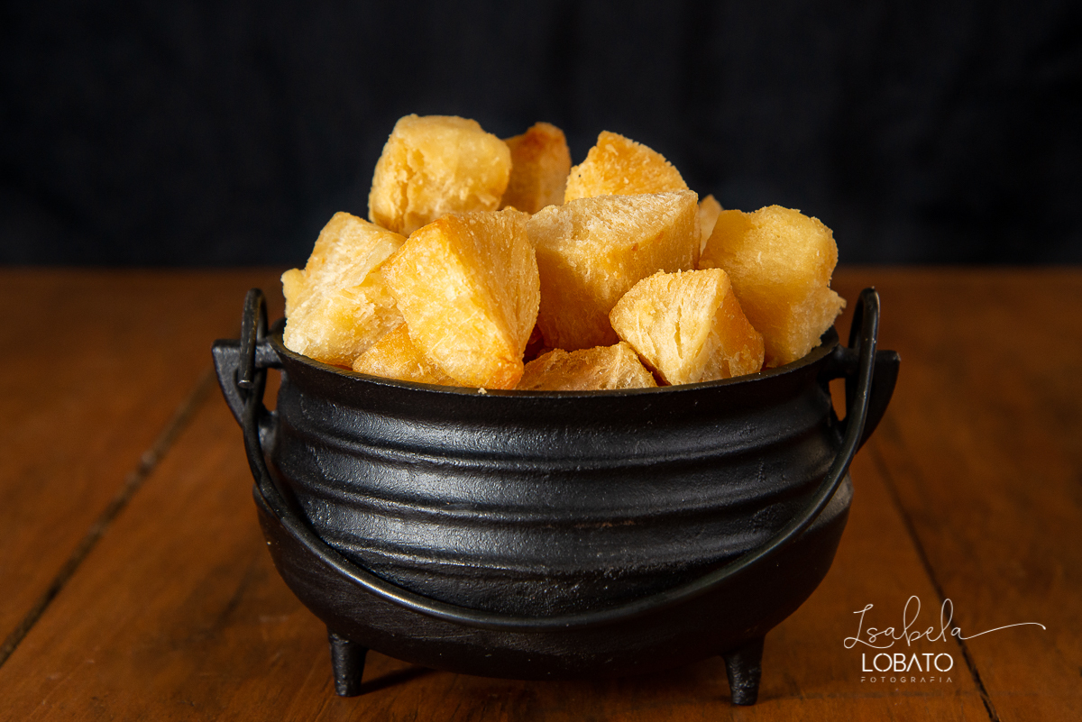 foto-de-comida-fotografia-de-alimentos-fotografo-de-gastronomia-em-minas-gerais-melhores-fotografos-de-minas-gerais-festival-gastronomico-de-tiradentes-mg-food-photagraphy-fotografia-gourmet-isabela-lobato-mandioca-pimenta-mandioca-frita-temperos-brasil