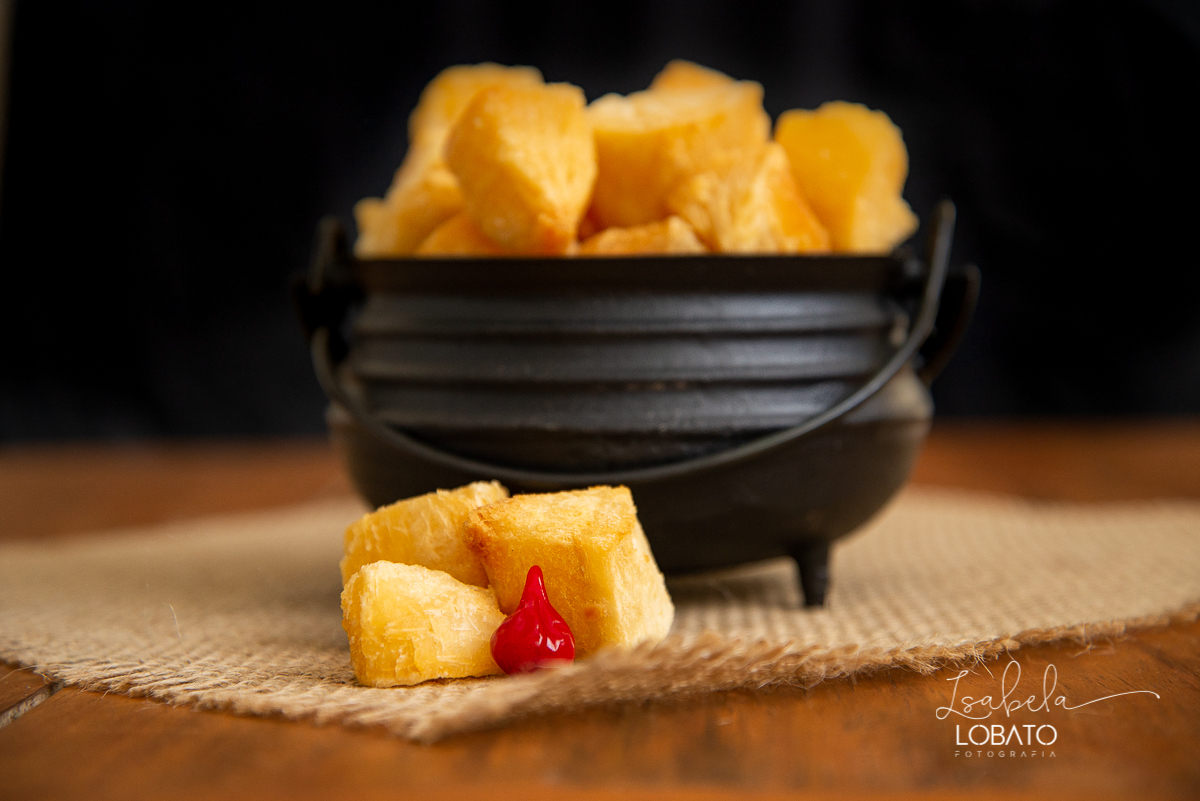 foto-de-comida-fotografia-de-alimentos-fotografo-de-gastronomia-em-minas-gerais-melhores-fotografos-de-minas-gerais-festival-gastronomico-de-tiradentes-mg-food-photagraphy-fotografia-gourmet-isabela-lobato-mandioca-pimenta-mandioca-frita-temperos-brasil