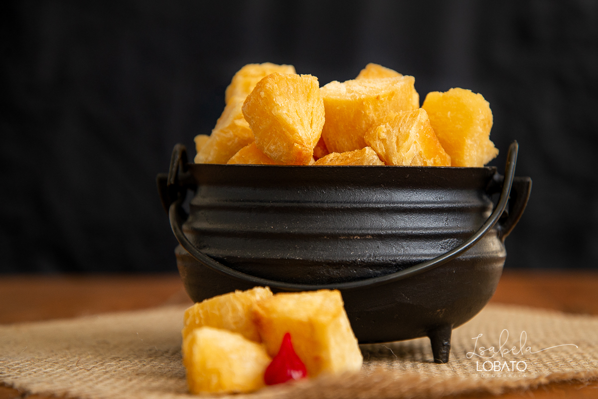 foto-de-comida-fotografia-de-alimentos-fotografo-de-gastronomia-em-minas-gerais-melhores-fotografos-de-minas-gerais-festival-gastronomico-de-tiradentes-mg-food-photagraphy-fotografia-gourmet-isabela-lobato-mandioca-pimenta-mandioca-frita-temperos-brasil
