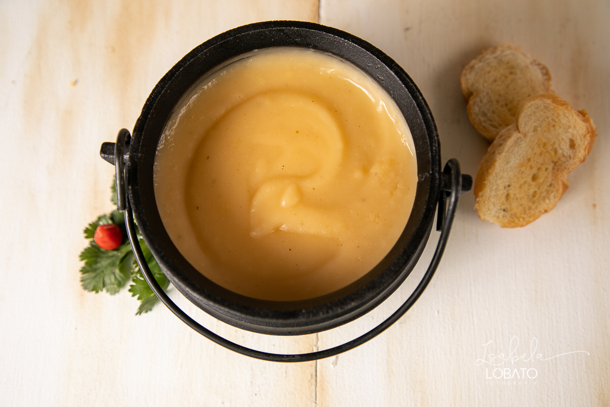 foto-de-comida-fotografia-de-alimentos-fotografo-de-gastronomia-em-minas-gerais-melhores-fotografos-de-minas-gerais-festival-gastronomico-de-tiradentes-mg-food-photagraphy-fotografia-gourmet-isabela-lobato-mandioca-pimenta-caldo-de-mandioca-temperos