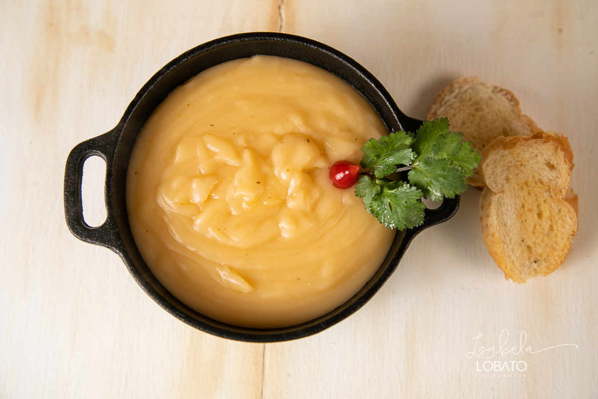 foto-de-comida-fotografia-de-alimentos-fotografo-de-gastronomia-em-minas-gerais-melhores-fotografos-de-minas-gerais-festival-gastronomico-de-tiradentes-mg-food-photagraphy-fotografia-gourmet-isabela-lobato-mandioca-pimenta-caldo-de-mandioca-temperos