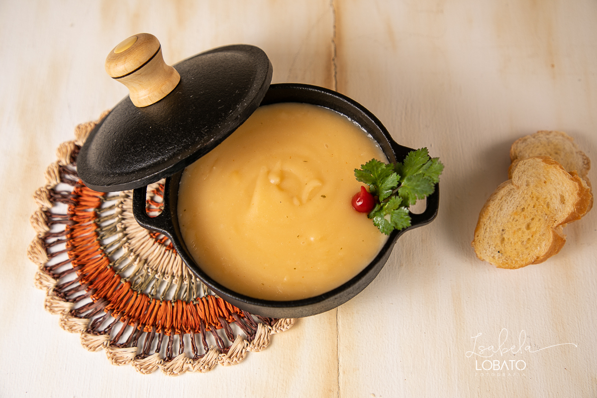 foto-de-comida-fotografia-de-alimentos-fotografo-de-gastronomia-em-minas-gerais-melhores-fotografos-de-minas-gerais-festival-gastronomico-de-tiradentes-mg-food-photagraphy-fotografia-gourmet-isabela-lobato-mandioca-pimenta-caldo-de-mandioca-temperos