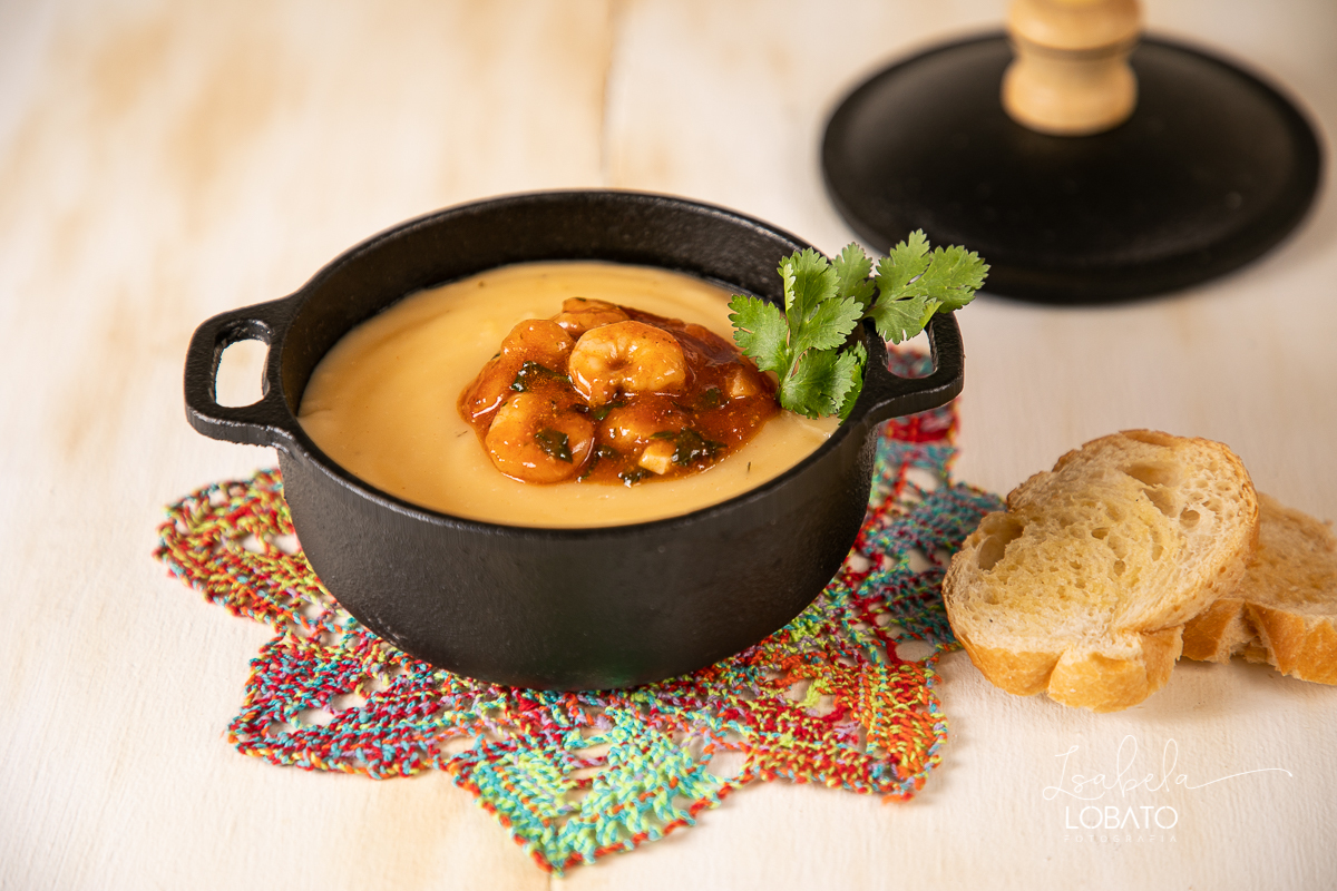 foto-de-comida-fotografia-de-alimentos-fotografo-de-gastronomia-em-minas-gerais-melhores-fotografos-de-minas-gerais-festival-gastronomico-de-tiradentes-mg-food-photagraphy-fotografia-gourmet-isabela-lobato-mandioca-caldo-de-mandioca-caldo-de-camarao