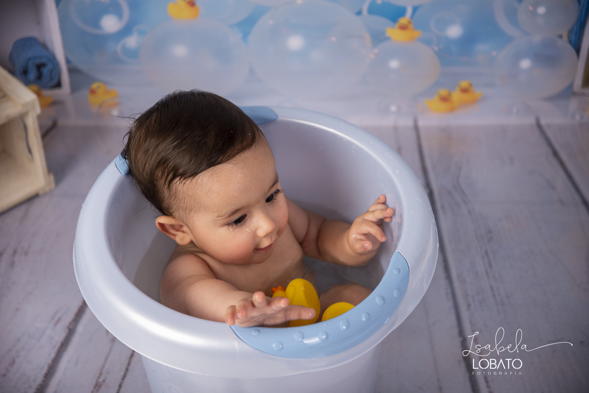 a-hora-do-banho-banho-de-ofuro-banho-de-bebe-bolinha-de-sabao-shampo-e-sabonete-para-bebe-do-boticario-balde-de-ofuro-para-bebes-fotografia-de-bebe-acompanhamento-fotografico-infantil-fases-do-bebe-estudio-fotografico-em-barbacena-isabela-lobato-fotografa