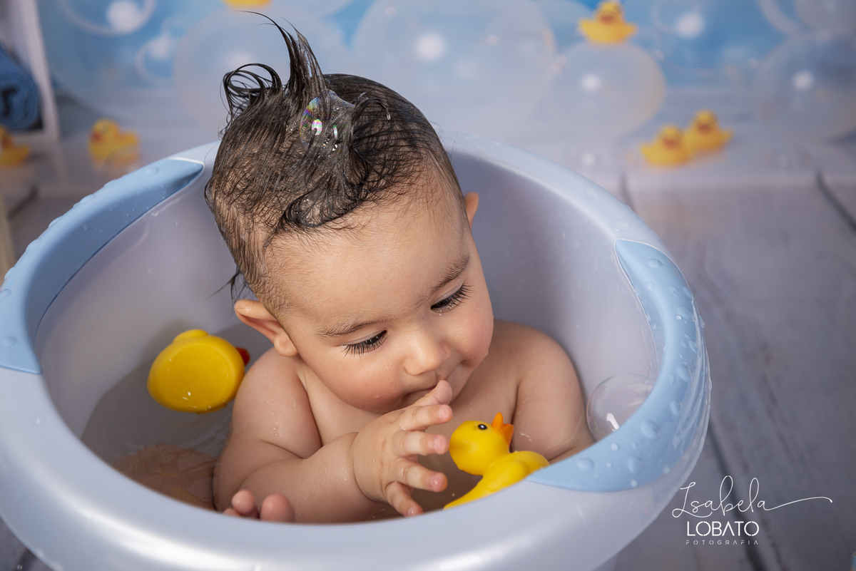 a-hora-do-banho-banho-de-ofuro-banho-de-bebe-bolinha-de-sabao-shampo-e-sabonete-para-bebe-do-boticario-balde-de-ofuro-para-bebes-fotografia-de-bebe-acompanhamento-fotografico-infantil-fases-do-bebe-estudio-fotografico-em-barbacena-isabela-lobato-fotografa