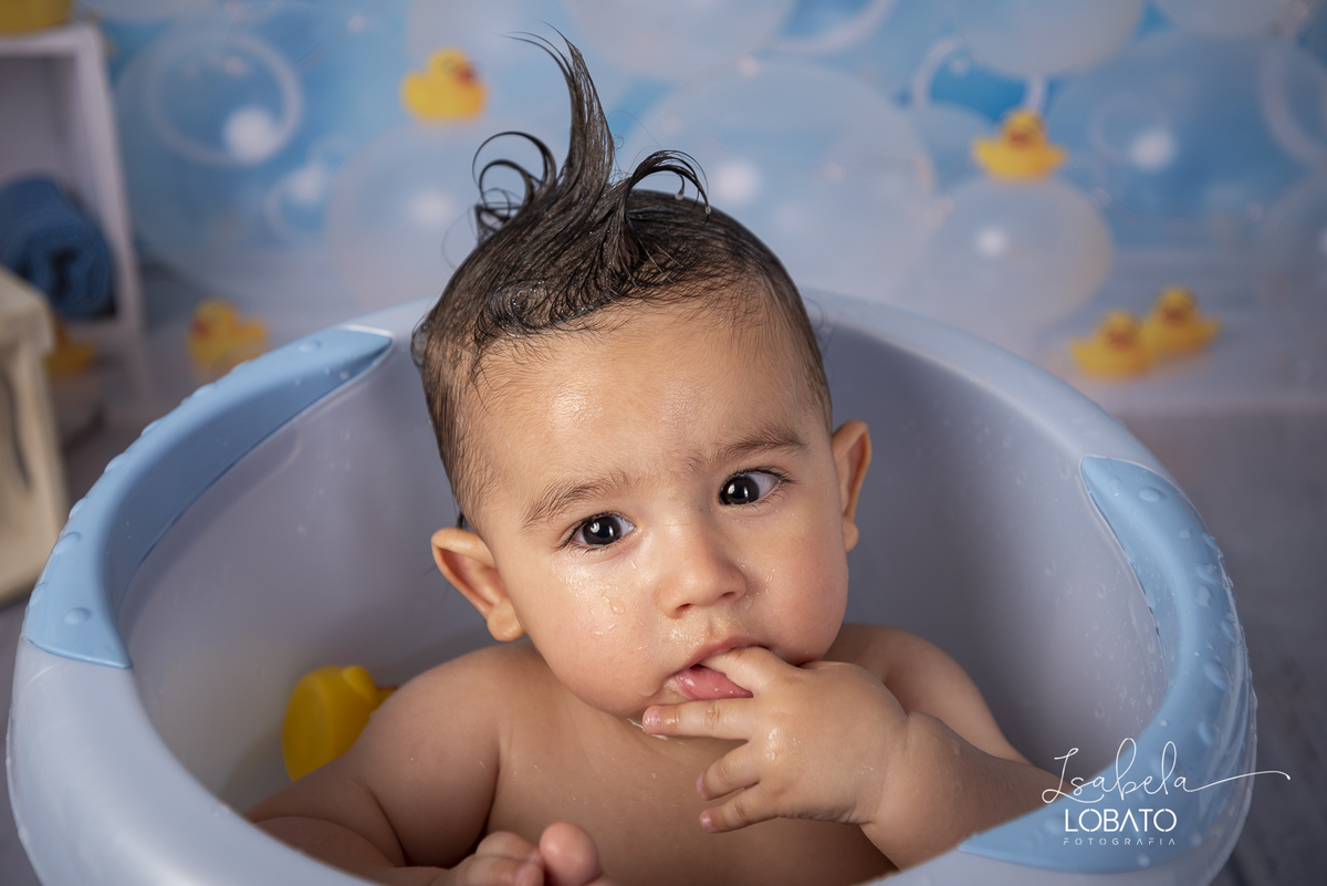 a-hora-do-banho-banho-de-ofuro-banho-de-bebe-bolinha-de-sabao-shampo-e-sabonete-para-bebe-do-boticario-balde-de-ofuro-para-bebes-fotografia-de-bebe-acompanhamento-fotografico-infantil-fases-do-bebe-estudio-fotografico-em-barbacena-isabela-lobato-fotografa