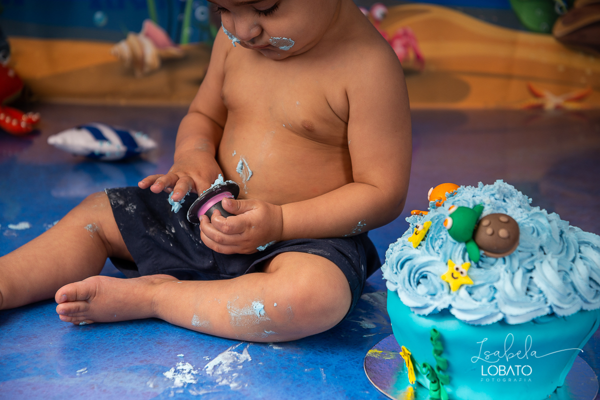 hora-do-bolo-smash-the-cake-aniversario-de-1-ano-tema-de-festa-mundo-bita-fotografia-de-smash-the-cake-mundo-bita-fundo-do-mar-estudio-fotografico-em-barbacena-isabela-lobato-fotografia-infantil-melhor-fotografo-em-barbacena-isabela-lobato