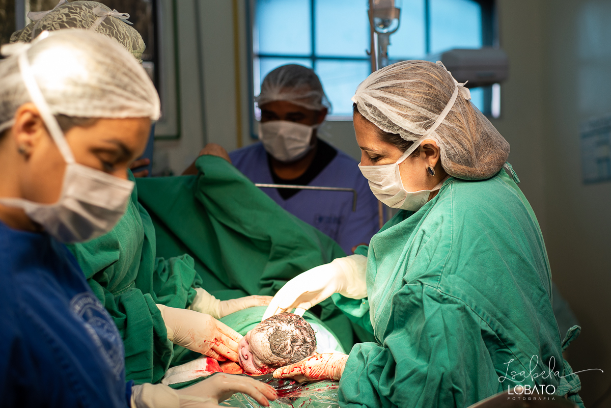 fotografia-de-parto-nascimento-de-bebe-cesariana-foto-de-bebe-nascendo-hospital-santa-casa-de-misericordia-barbacena-minas-gerais-obstetra-dra-roberta-sales-equipe-gestar-barbacena-nascimento-da-liz-fotografo-em-barbacena-estudio-isabela-lobato-fotografia