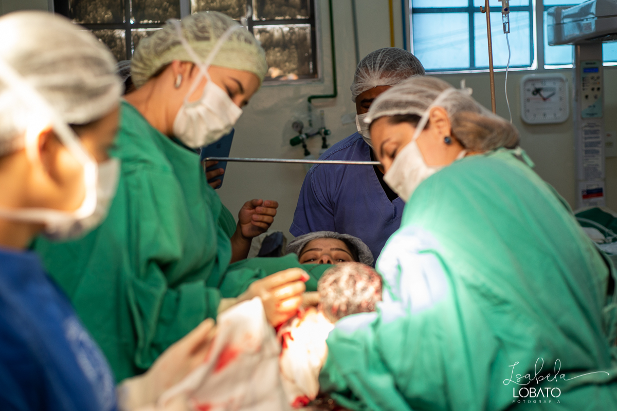 fotografia-de-parto-nascimento-de-bebe-cesariana-foto-de-bebe-nascendo-hospital-santa-casa-de-misericordia-barbacena-minas-gerais-obstetra-dra-roberta-sales-equipe-gestar-barbacena-nascimento-da-liz-fotografo-em-barbacena-estudio-isabela-lobato-fotografia
